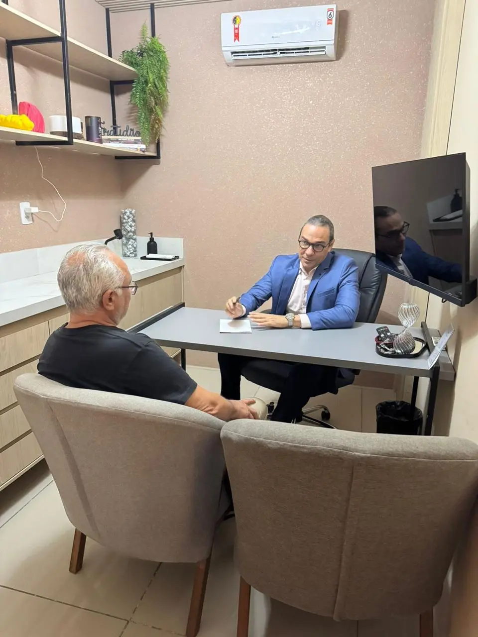 Dr. Josélio Alves em atendimento